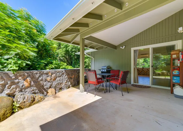 Bright Haiku Studio: Patio + Rainforest View