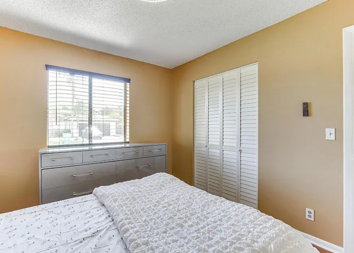 Near Beaches: Pet-Friendly Sunrise Escape W/ Patio
