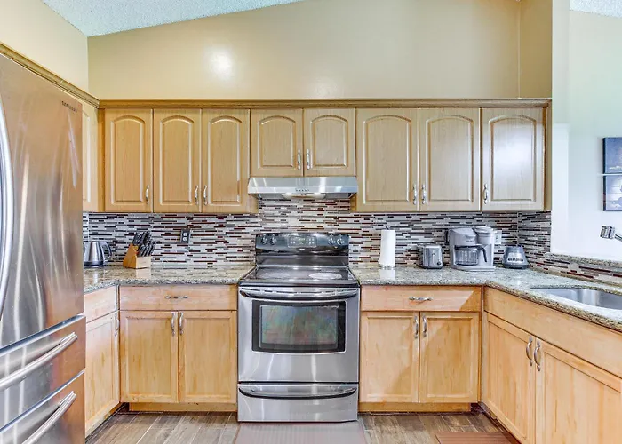 Near Beaches: Pet-Friendly Sunrise Escape W/ Patio