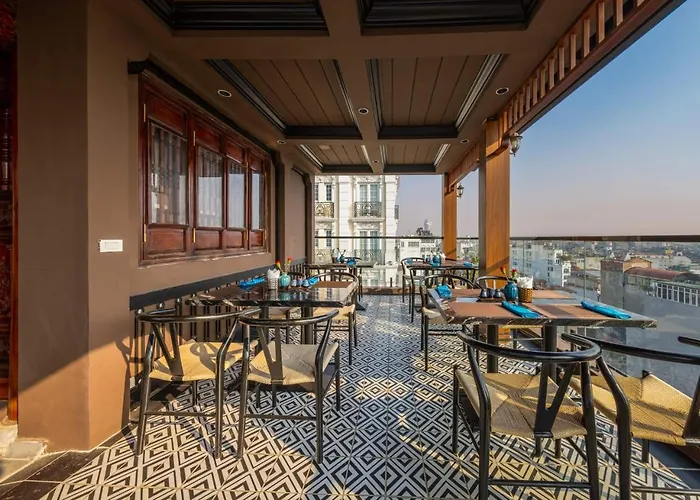 Hotel with view: Family Suite Hotel