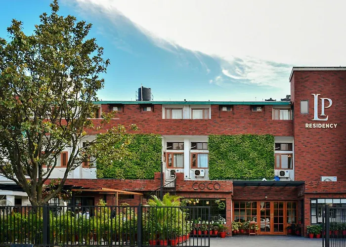 Hotels With Four Stars Lp Residency
