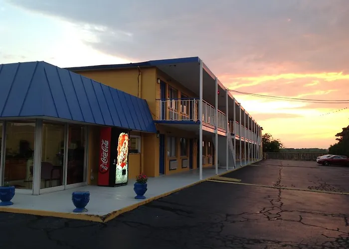 Motel: Belmont Inn And Suites