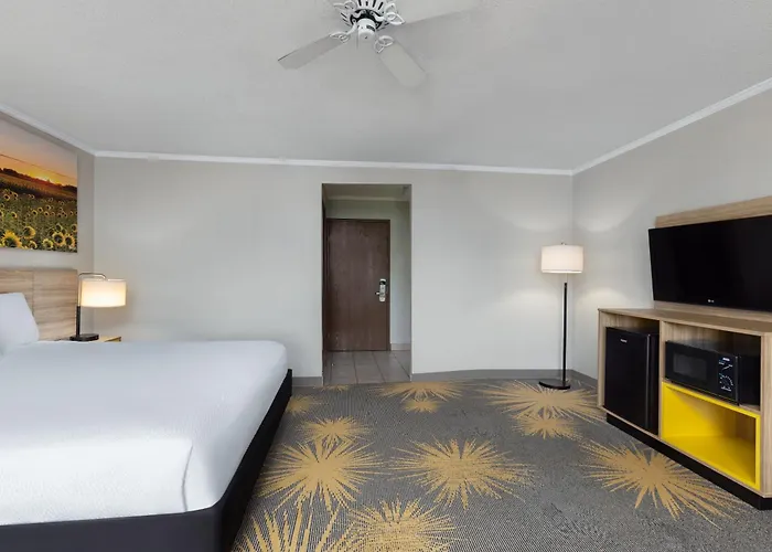 Beach hotel: Days Inn & Suites By Wyndham Kansas City South