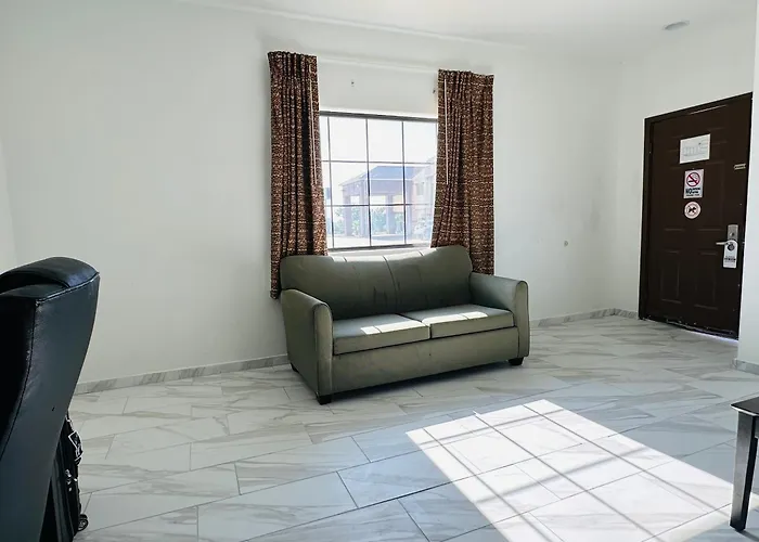 Cheap hotel: Lux Inn And Suites