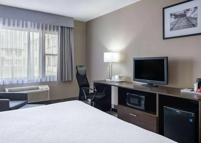 Ramada By Wyndham Thunder Bay Airlane