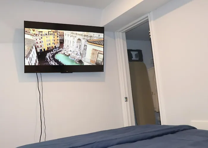 Garden 2 Bedroom Apt - Free Parking Wifi Laundry Workstation