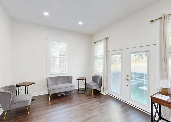 < 2 Mi Dtwn Augusta: Charming Historic Home
