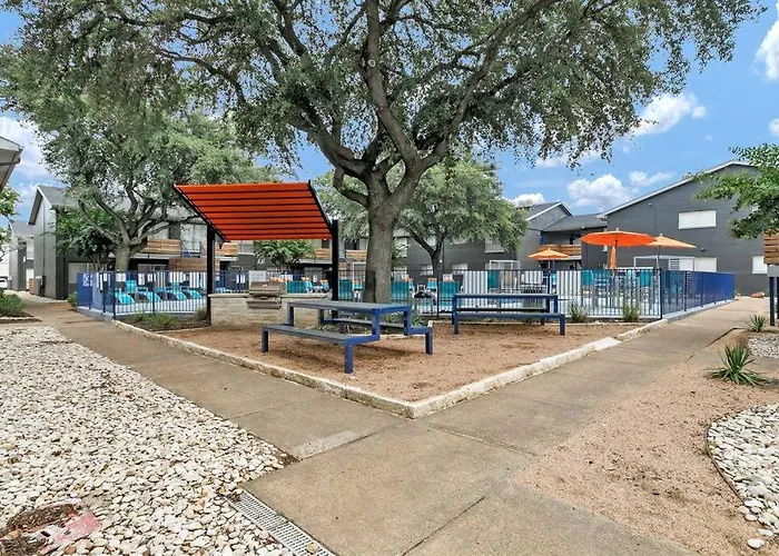 Hot Location Only 2 Min Walk To At&T Stadium Sleeps 8 Free Parking