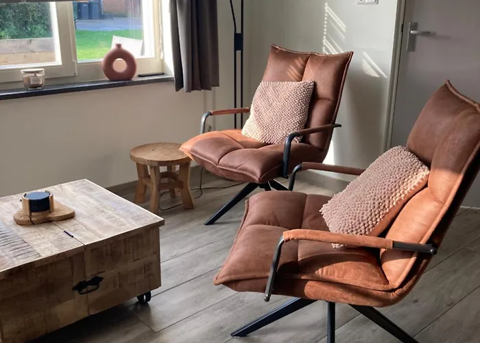 Bungalow op bedrijf met melkkoeien