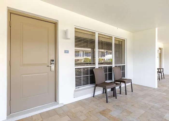 Family Hotel: The Dover House Resort