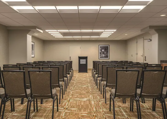 3 star hotels Hampton Inn New York - Laguardia Airport