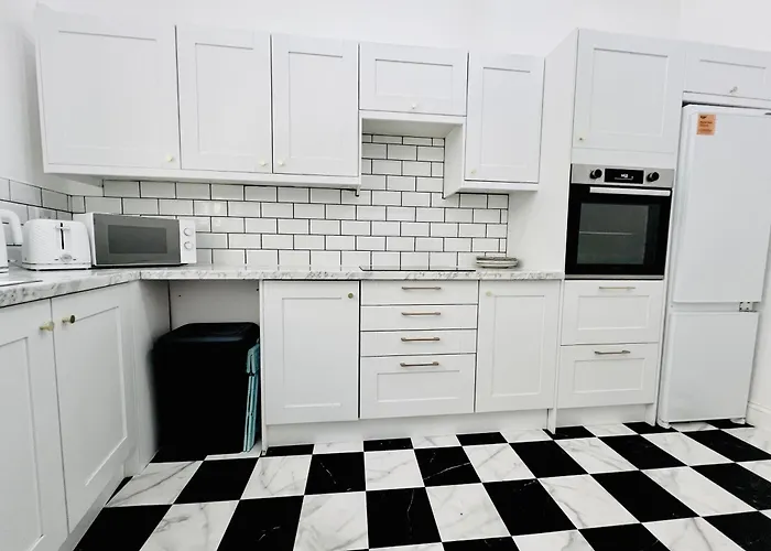 Flat 3 Marine Parade House, 1 East Cliff - Next To Dover Port, White Cliffs, Beach, Castle