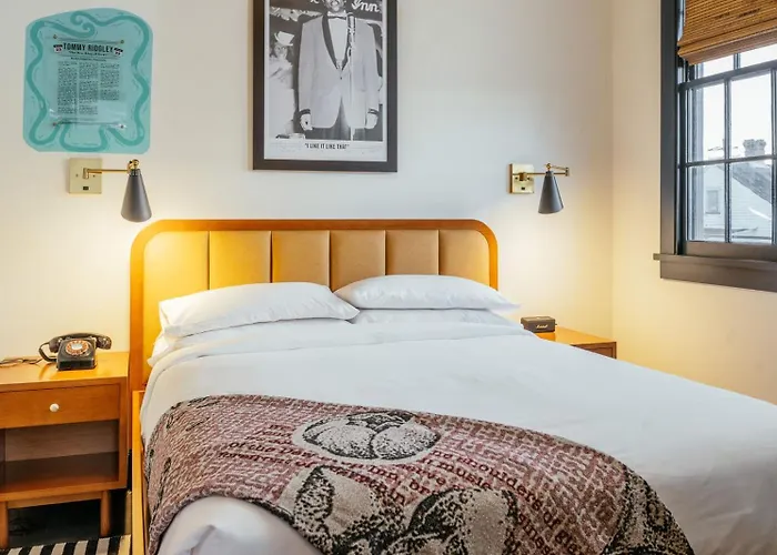 Hotel with pool: Dew Drop Inn Hotel & Lounge