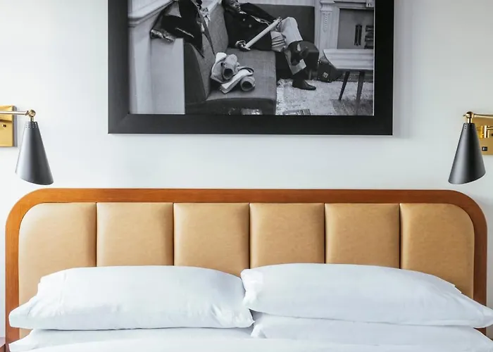 Hotel with pool: Dew Drop Inn Hotel & Lounge