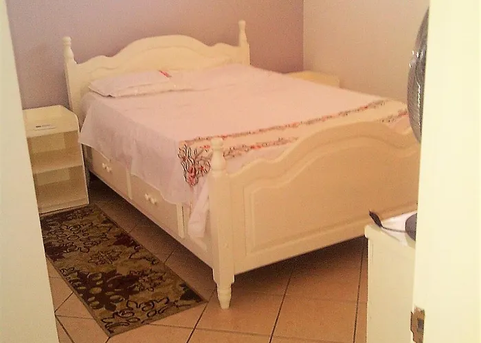 Modern 1-Bedroom Apartment In Grand Bay - Try It!!