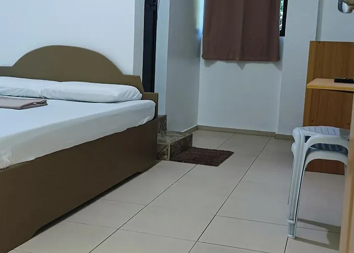 Cheap hotels Alona Guest House