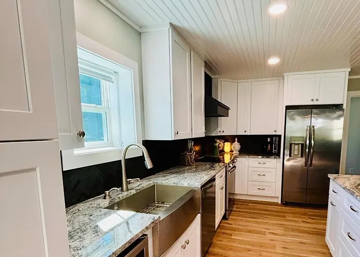 4 Bedroom, Pet Friendly, Downtown Home