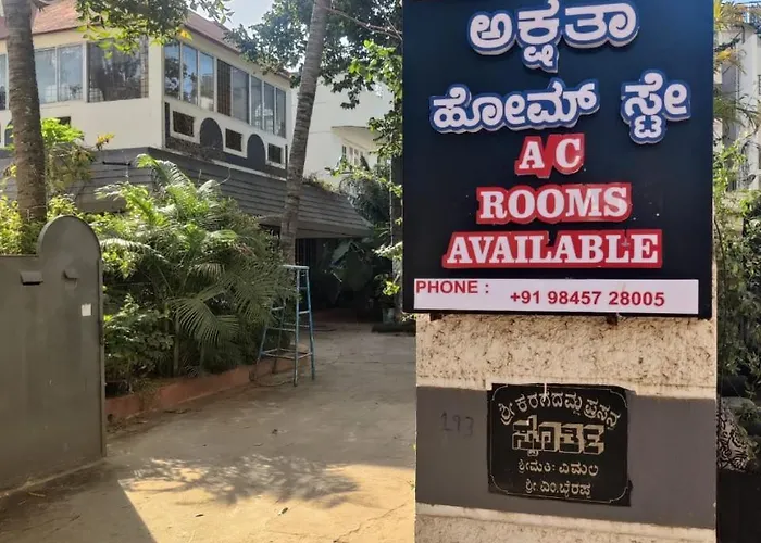 Jacuzzi hotel: Akshatha Home Stay