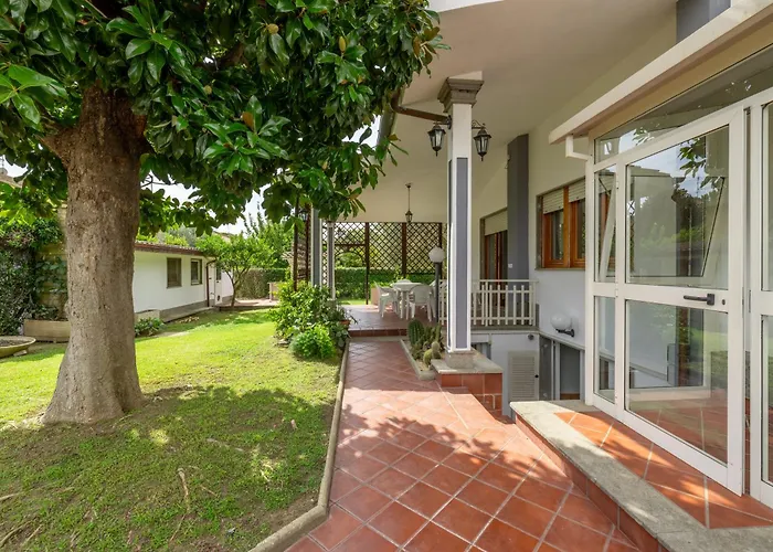 Ampia villa con piscina, area barbecue e campi da tennis