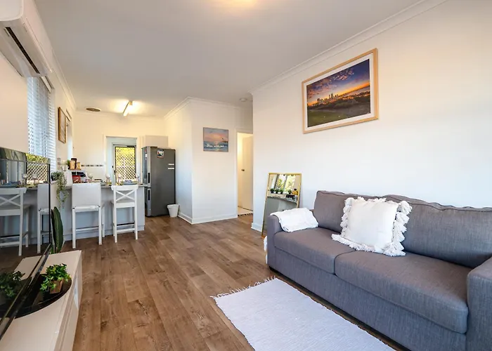 B1 Airport Haven - Free Parking & Modern Serenity