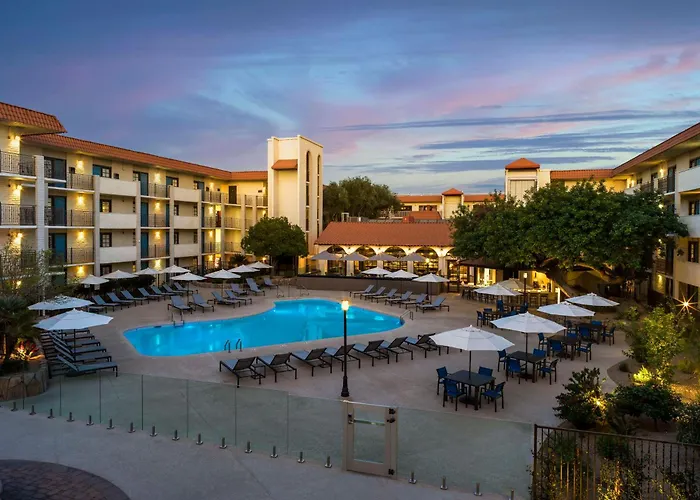 Central hotel: Embassy Suites By Hilton Scottsdale Resort