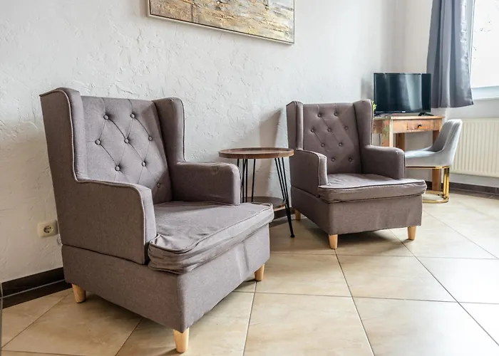 Villa Backstein Schwerin mit zentraler Lage im Grünen kostenfreien Parkplätzen und 8 E - Ladestationen