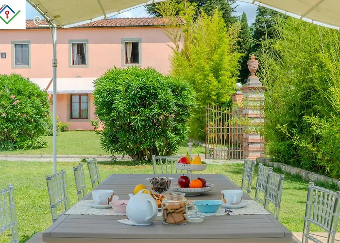 La villa: Villa Orlando Lux con Piscine Private a Lucca by TuscanyWeGo