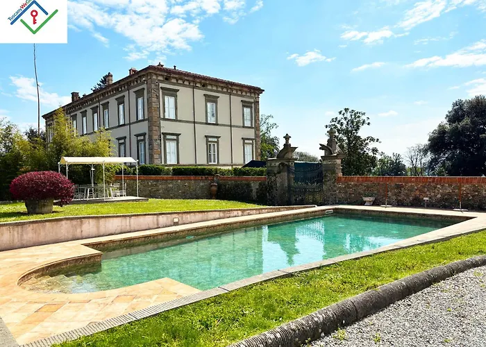 La villa: Villa Orlando Lux con Piscine Private a Lucca by TuscanyWeGo