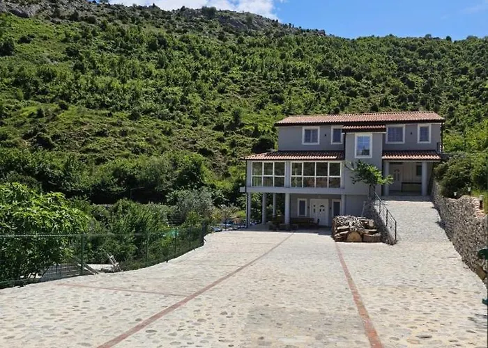Qyteza Guest House & Camping