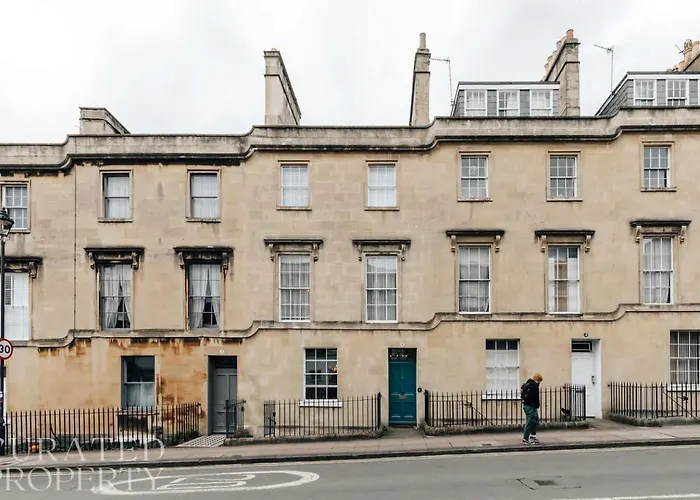 Central Townhouse With Garden & Free Parking