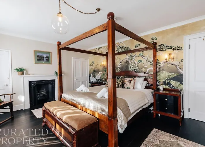 Central Townhouse With Garden & Free Parking