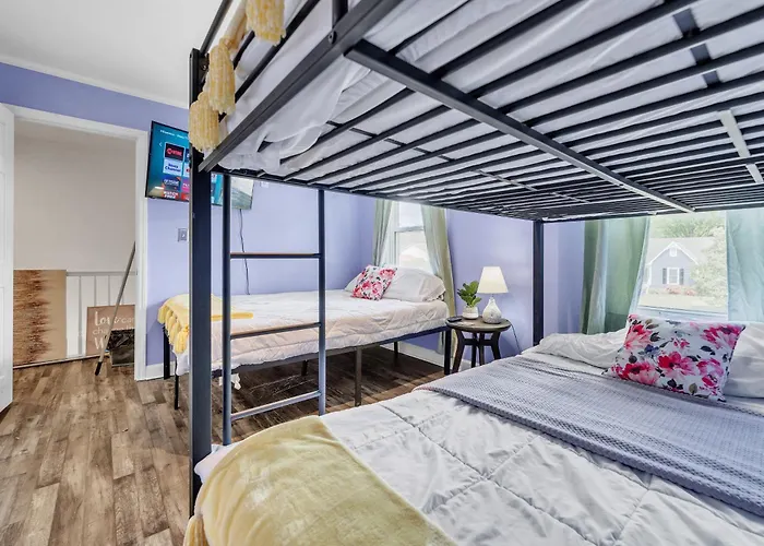 Arcade, Ping Pong, Hot Tub, Gas Grill, & King Bed