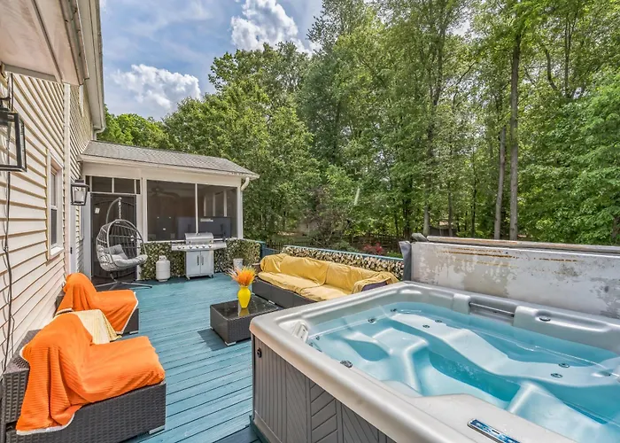 Firepit Games Grill Hot Tub Arcade & King Bed