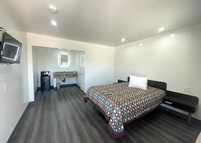 Cheap hotel: Newport Bay Inn