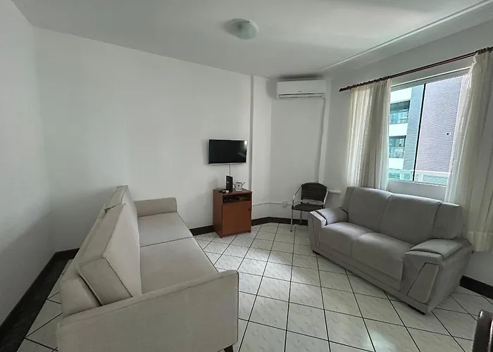 Apto 2 dormitórios, quadra mar com garagem e ar condicionado