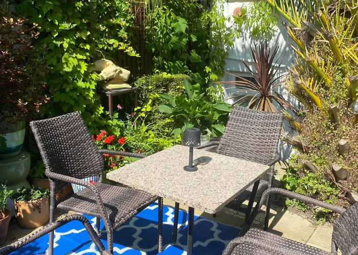Bradstone Garden Retreat With Own Entrance