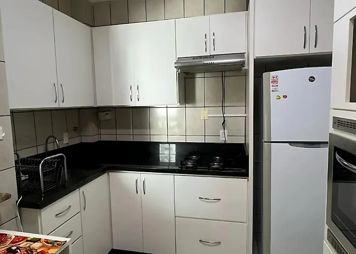 Apto 2 dormitórios, quadra mar com garagem e ar condicionado