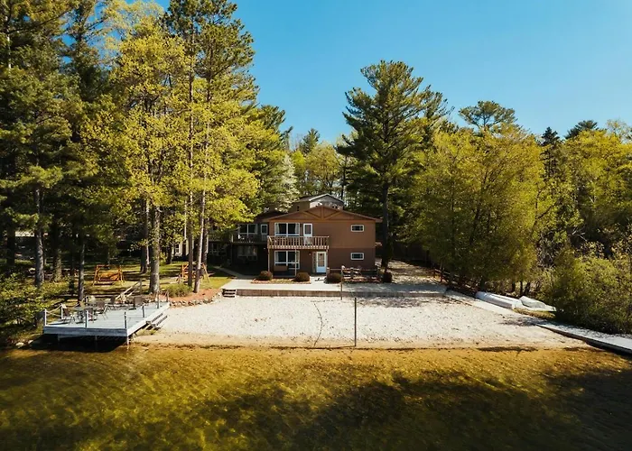 Beach hotel: Scenic Spider Lake Beach Resort Pontoon Rentals
