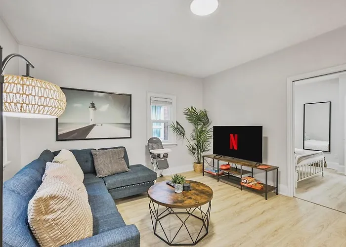 Chic 2 Bedroom Urban Retreat Near Beach Free Parking