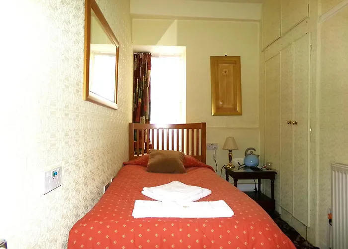 Cheap hotel: Averon Guest House