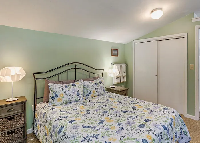 Blue Ridge Retreat W/ Deck: Hike, Sip & Explore!