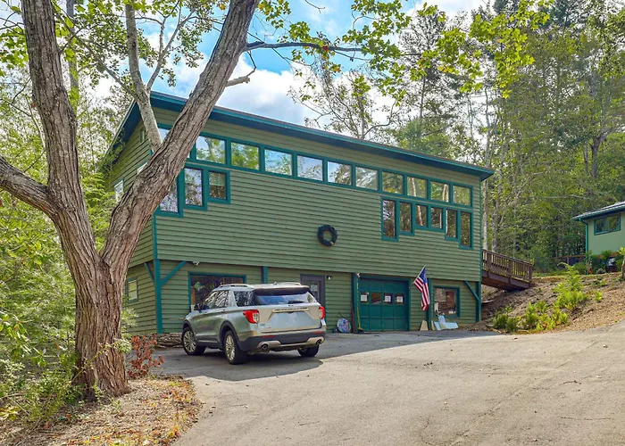 Blue Ridge Retreat W/ Deck: Hike, Sip & Explore!