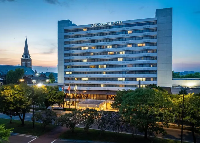Hotel with pool: Crowne Plaza Knoxville Downtown University By Ihg