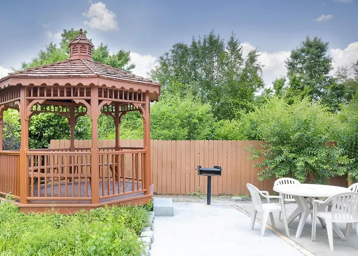 Days Inn By Wyndham Columbus-North Fort Moore