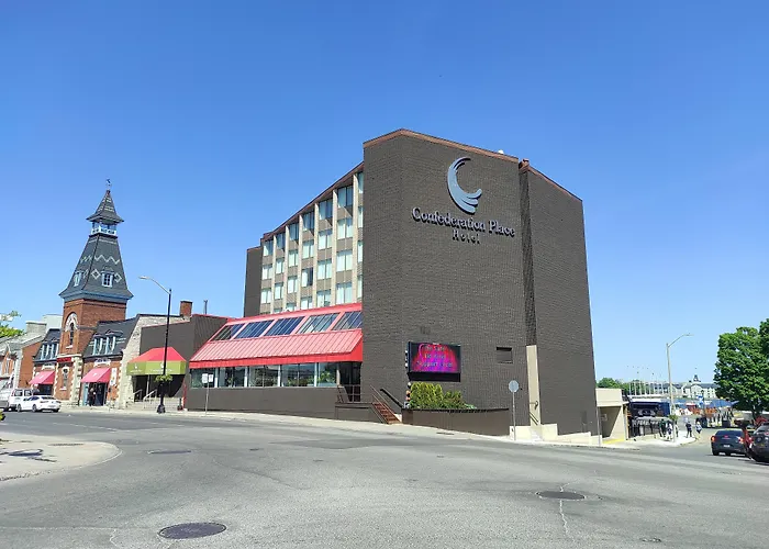 Hotel with pool: Confederation Place Hotel