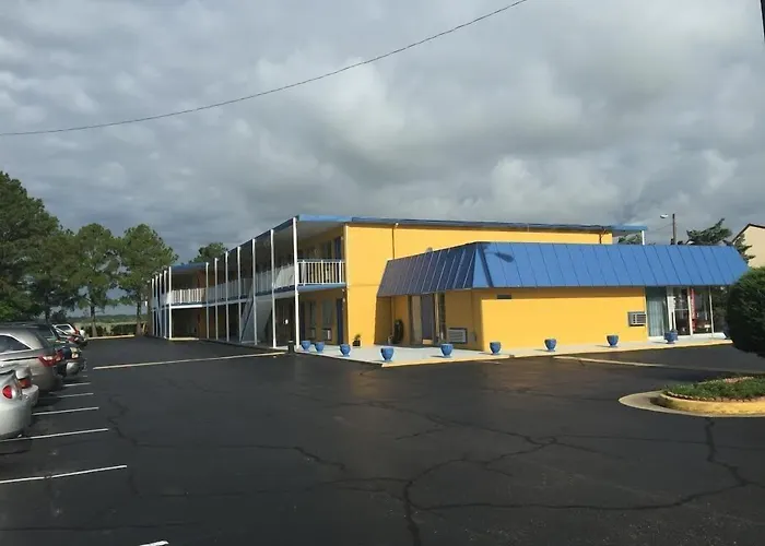 Motel: Belmont Inn And Suites