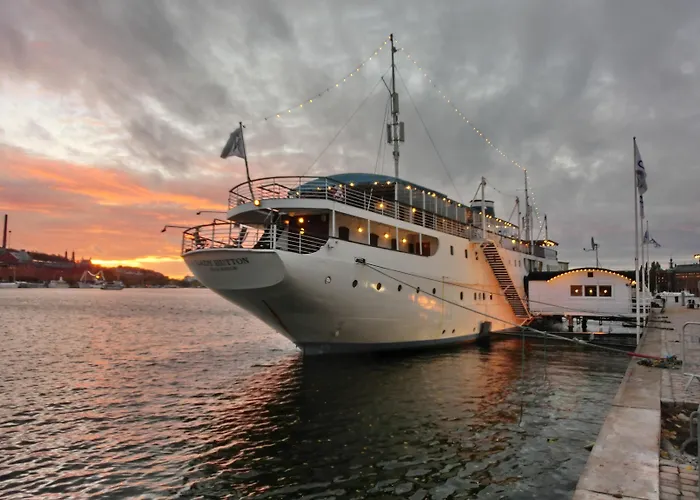 Maelardrottningen Yacht Hotel