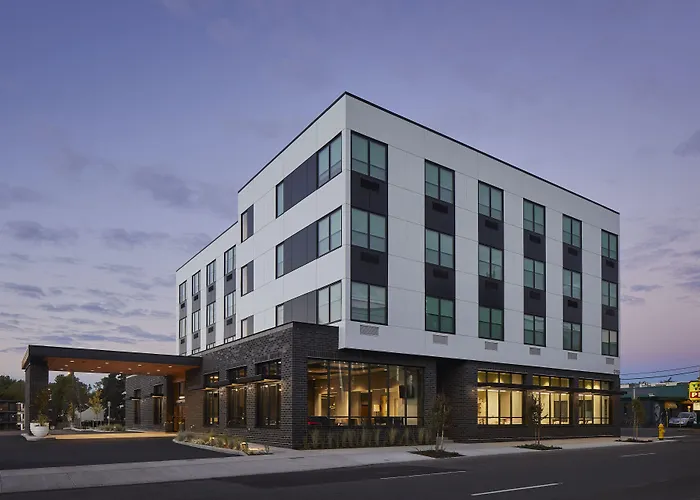 Hotel with pool: Hayward Inn