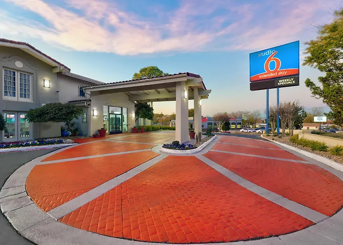 Cheap hotel: Studio 6-Denton, Tx - Unt