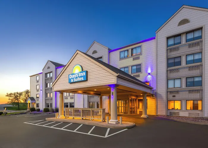 Beach hotel: Days Inn & Suites By Wyndham Kansas City South